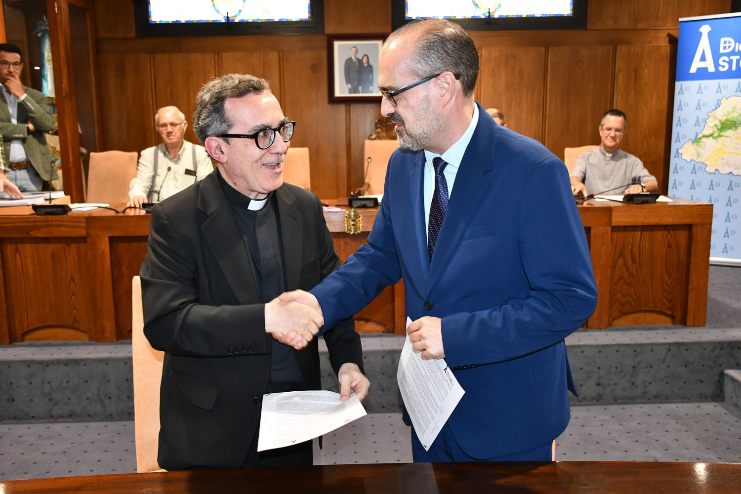 Firma convenio Diocesis de Astorga con el alcalde, Marco Morala y el administrador diocesano, Francisco Javier Gay (3)