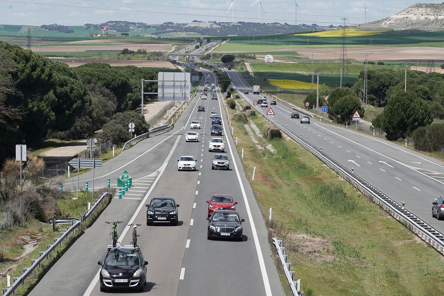 Rubén Cacho / ICAL . Trafico de vehículos en la A-6 a la altura de la localidad vallisoletana de Tordesillas durante la Operación Retorno de Semana Santa