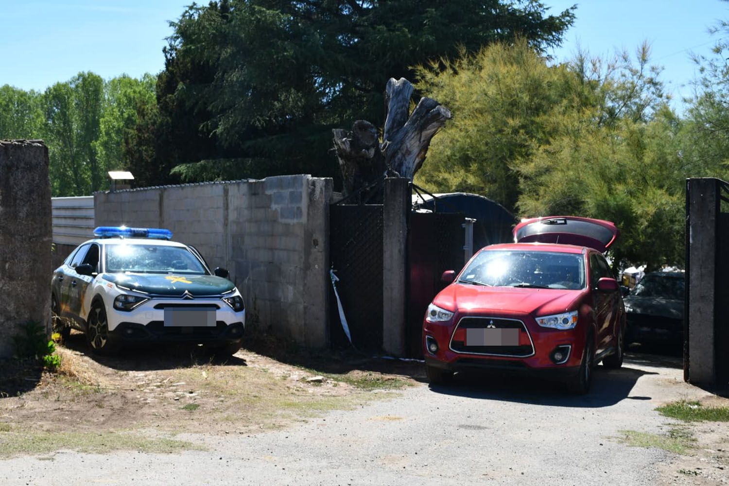 Finca donde ha tenido lugar el suceso con vehículos de las autoridades que lo investigan | Foto: InfoBierzo