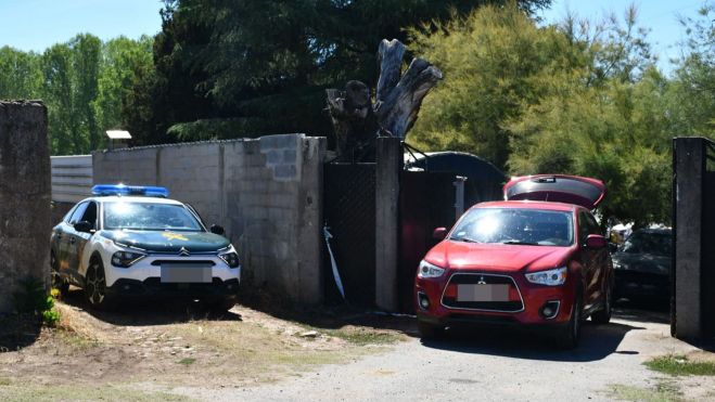 Finca donde ha tenido lugar el suceso con vehículos de las autoridades que lo investigan | Foto: InfoBierzo Finca donde ha tenido lugar el suceso con vehículos de las autoridades que lo investigan | Foto: InfoBierzo