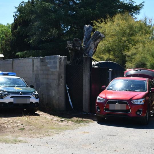 Finca donde ha tenido lugar el suceso con vehículos de las autoridades que lo investigan | Foto: InfoBierzo Finca donde ha tenido lugar el suceso con vehículos de las autoridades que lo investigan | Foto: InfoBierzo