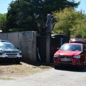 Finca donde ha tenido lugar el suceso con vehículos de las autoridades que lo investigan | Foto: InfoBierzo