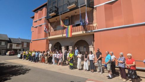 Camponaraya guarda un emotivo minuto de silencio por la muerte violenta de una joven