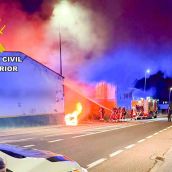 Dos detenidos por incendiar supuestamente cinco vehículos en un taller de Valdelafuente (León) Dos detenidos por incendiar supuestamente cinco vehículos en un taller de Valdelafuente (León)