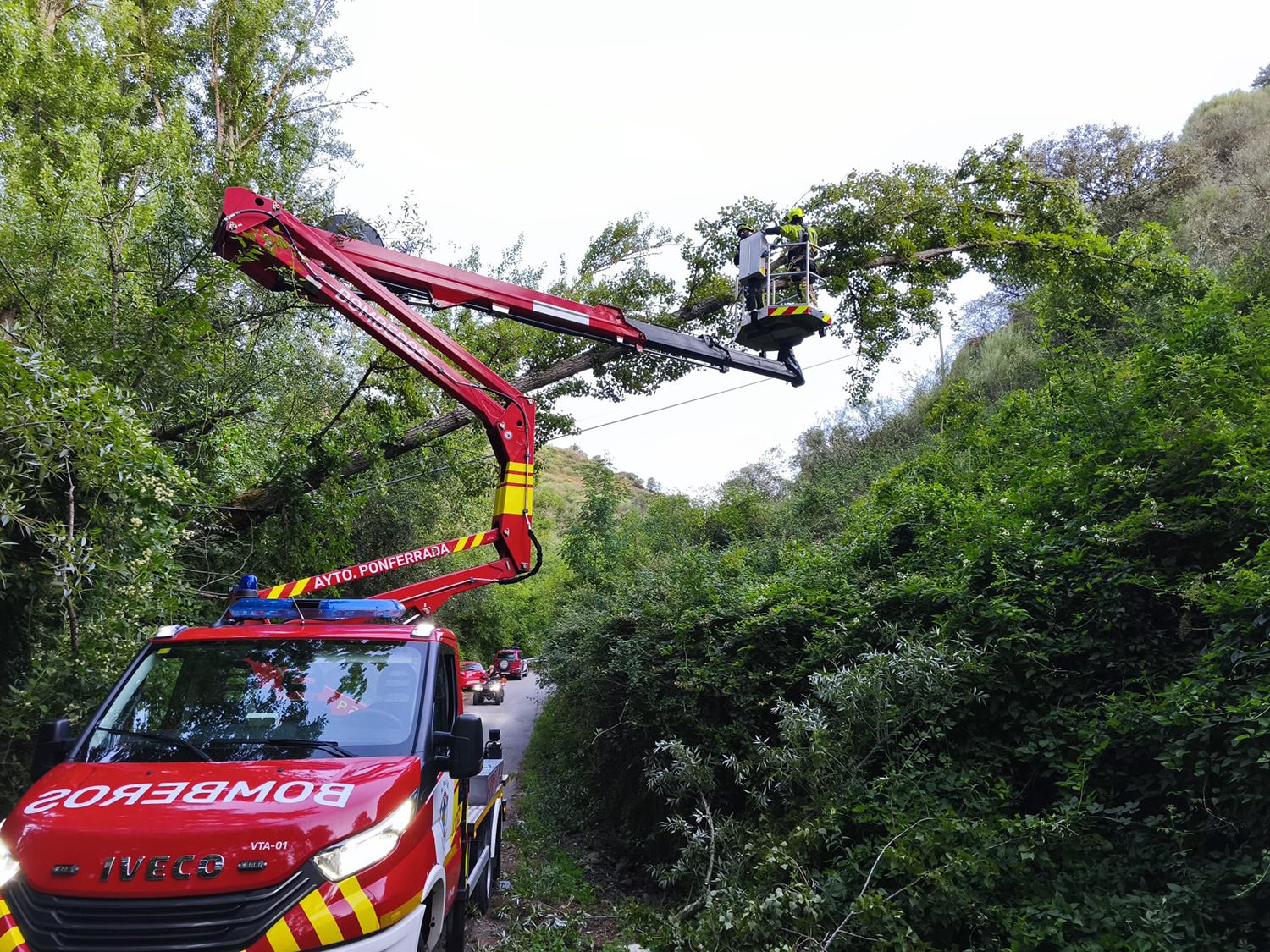 Intervención de los bomberos en la carretera de Valdecañada