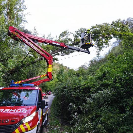 Intervención de los bomberos en la carretera de Valdecañada Intervención de los bomberos en la carretera de Valdecañada