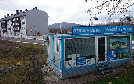 En la imagen, la caseta de la empresa promotora de las viviendas. (Bembibre Digital)