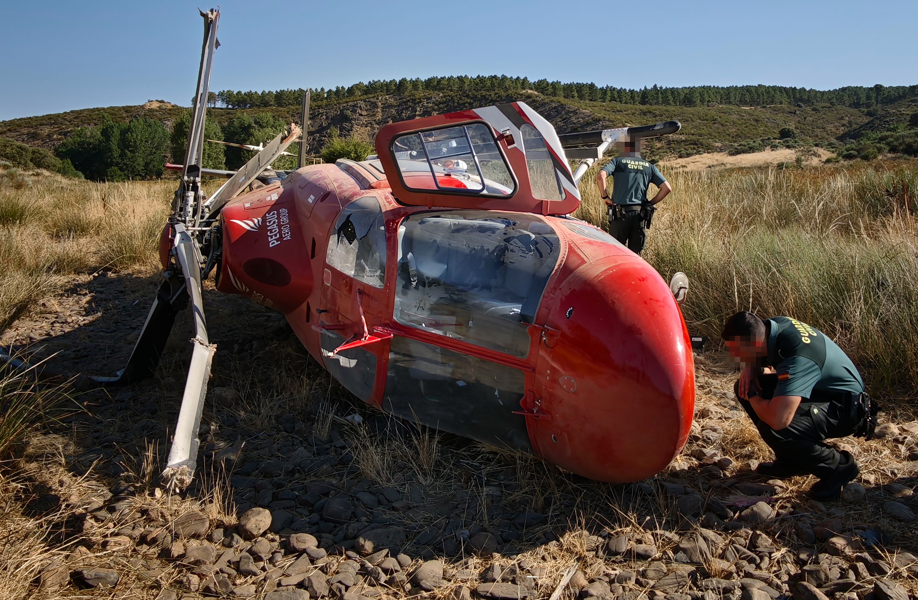 Vicente ICAL Imágenes del estado en el que quedó el helicóptero de extinción después del accidente registrado ayer al atardecer durante la intervención en el incendio de Villar de la Yegua (Salamanca)