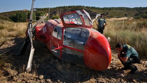 Vicente ICAL Imágenes del estado en el que quedó el helicóptero de extinción después del accidente registrado ayer al atardecer durante la intervención en el incendio de Villar de la Yegua (Salamanca) Vicente ICAL Imágenes del estado en el que quedó el helicóptero de extinción después del accidente registrado ayer al atardecer durante la intervención en el incendio de Villar de la Yegua (Salamanca)