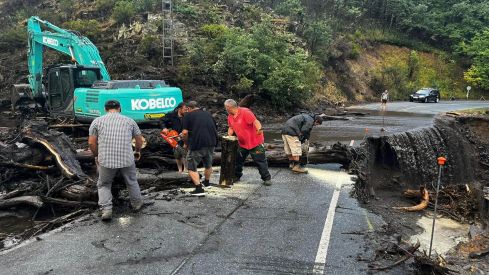 La carretera de acceso al Valle de Fornela ya está abierta tras los cortes provocados por una tromba de agua consecuencia las fuertes lluvias | Facebook del Ayuntamiento de Peranzanes