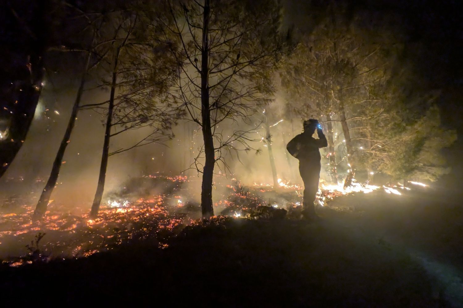 Trabajo nocturno en el incendio de Porqueros | ATBrif Trabajo nocturno en el incendio de Porqueros | ATBrif