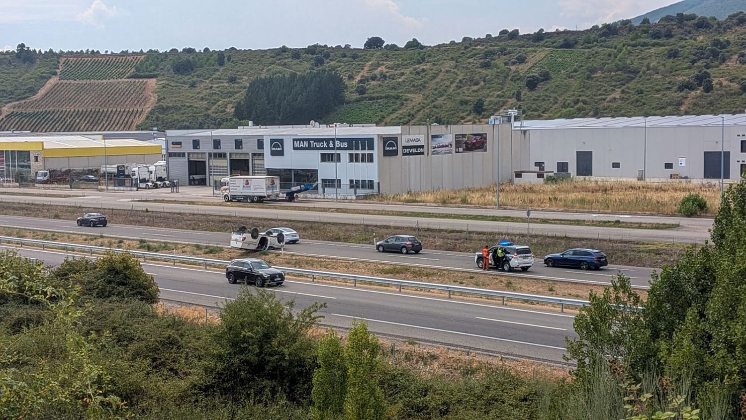 Vuelco de una pick up en la A6 en el polígono de Bembibre 3 Vuelco de una pick up en la A6 en el polígono de Bembibre 3