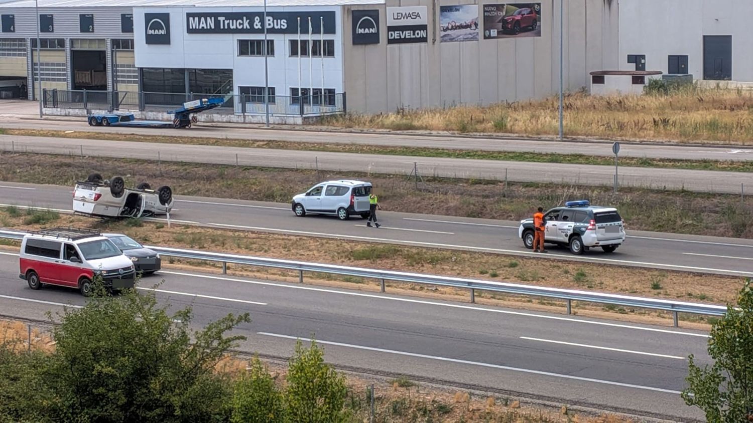 Vuelco de una pick up en la A6 en el polígono de Bembibre 2 Vuelco de una pick up en la A6 en el polígono de Bembibre 2