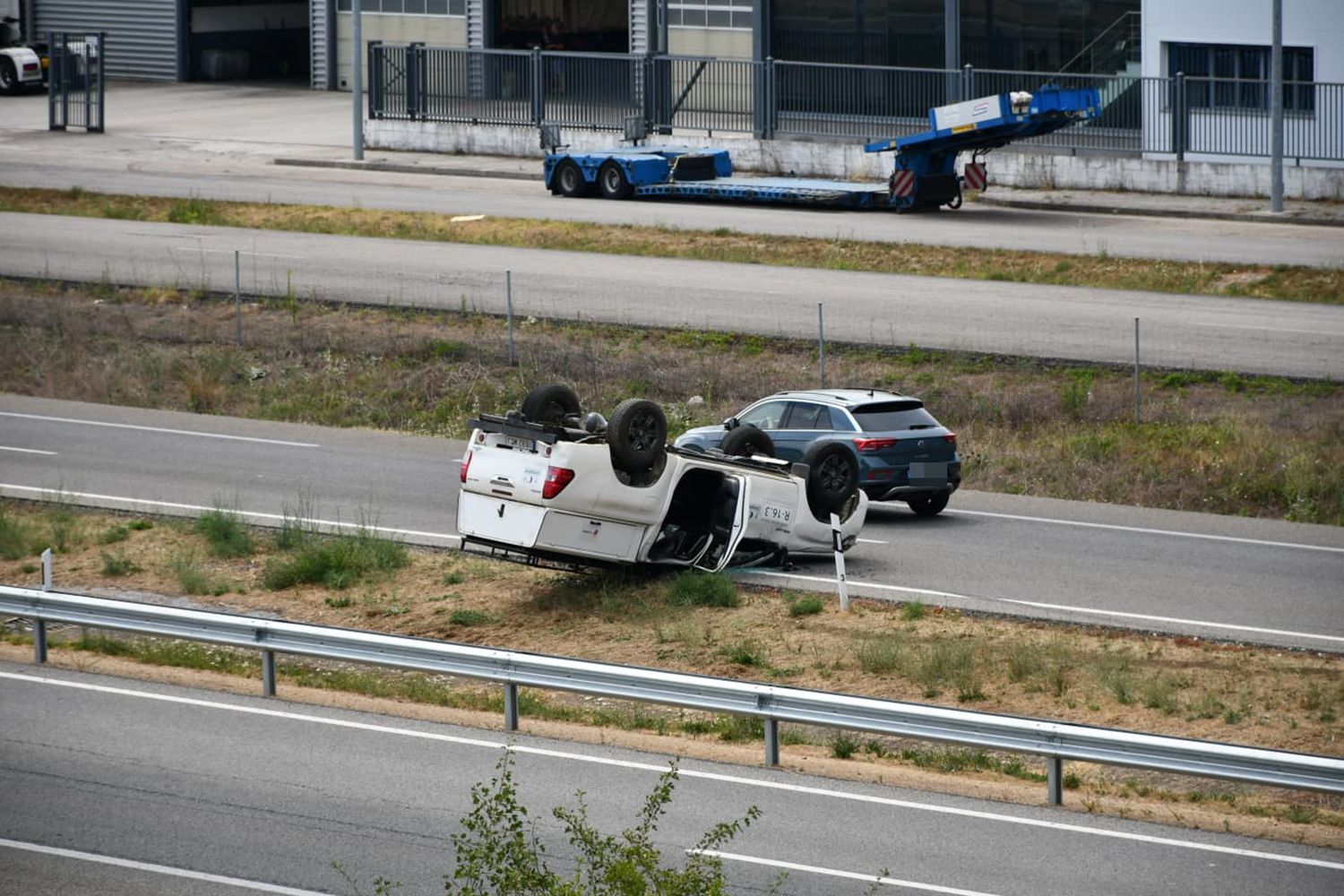 Vuelco de una pick up en la A6 en el polígono de Bembibre Vuelco de una pick up en la A6 en el polígono de Bembibre