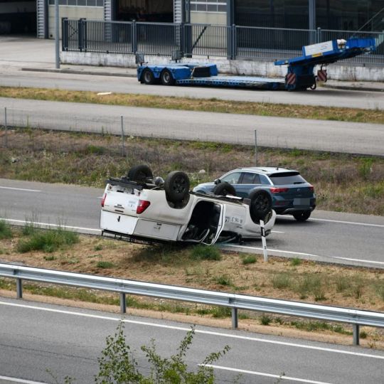 Vuelco de una pick up en la A6 en el polígono de Bembibre | Foto: InfoBierzo Vuelco de una pick up en la A6 en el polígono de Bembibre | Foto: InfoBierzo