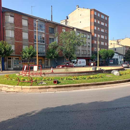 Reparación de la fuente ornamental del barrio de Flores del Sil Reparación de la fuente ornamental del barrio de Flores del Sil