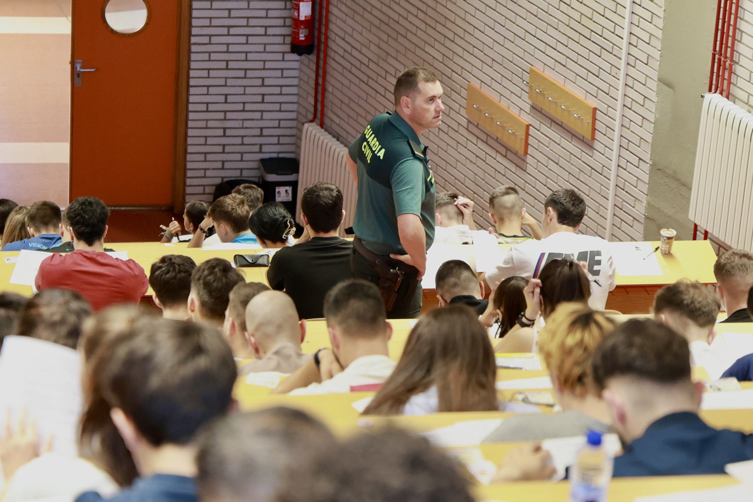 Carlos S. Campillo / ICAL . La Facultad de Ciencias Económicas y Empresariales de León, acoge la celebración de las pruebas de conocimientos teóricos y psicotécnicos de la oposición a la Guardia Civil (1) Carlos S. Campillo / ICAL . La Facultad de Ciencias Económicas y Empresariales de León, acoge la celebración de las pruebas de conocimientos teóricos y psicotécnicos de la oposición a la Guardia Civil (1)