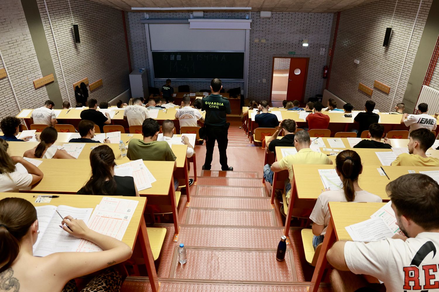 Carlos S. Campillo / ICAL . La Facultad de Ciencias Económicas y Empresariales de León, acoge la celebración de las pruebas de conocimientos teóricos y psicotécnicos de la oposición a la Guardia Civil (5) Carlos S. Campillo / ICAL . La Facultad de Ciencias Económicas y Empresariales de León, acoge la celebración de las pruebas de conocimientos teóricos y psicotécnicos de la oposición a la Guardia Civil (5)