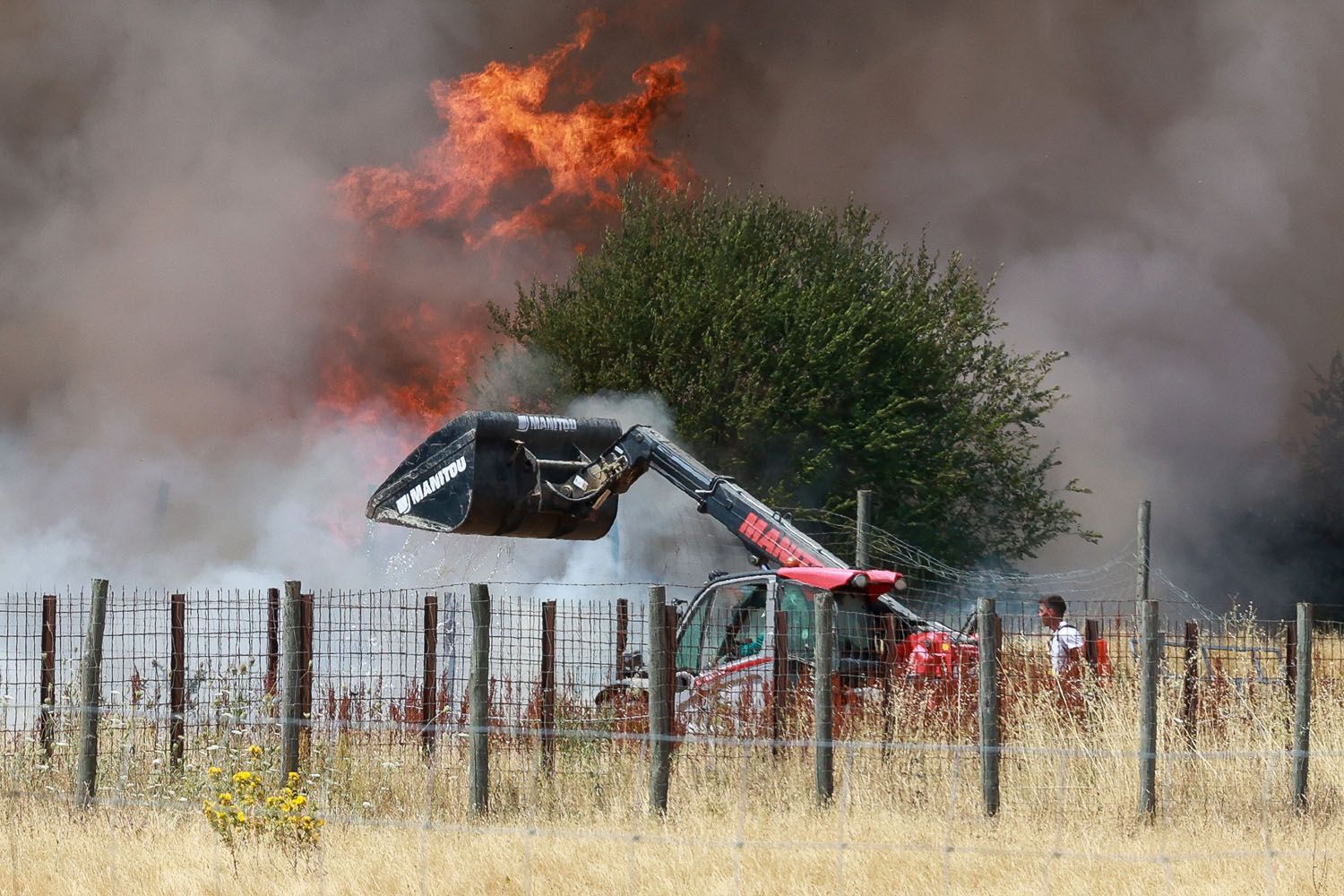 Carlos S. Campillo / ICAL . Incendio de nivel dos en Navatejera (León) (6)