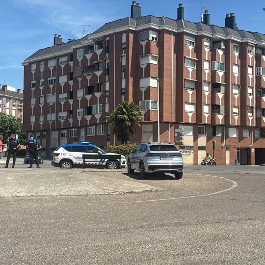 Dos heridos en una colisión entre un turismo y una motocicleta en la Avenida del Castillo de Ponferrada | Iris López (InfoBierzo)