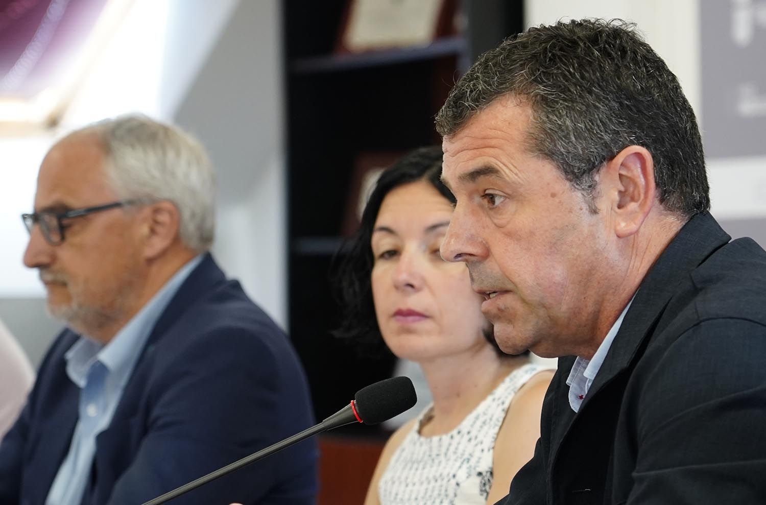 César Sánchez / ICAL. El presidente de FELE Bierzo, Javier Morán (D), durante la firma del nuevo acuerdo de la Mesa del Diálogo Social del Bierzo