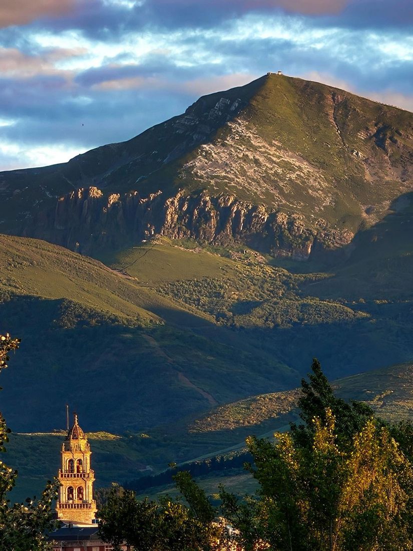 La Encina y La Aquiana, dos iconos de Ponferrada [principios de junio de 2026, Ponferrada]