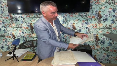 El cofundador de la ARMH, Santiago Macías, asegura que posee los documentos del doctor Emilio Barcia y no el colectivo La Peñina | María Corral (InfoBierzo) El cofundador de la ARMH, Santiago Macías, asegura que posee los documentos del doctor Emilio Barcia y no el colectivo La Peñina | María Corral (InfoBierzo)