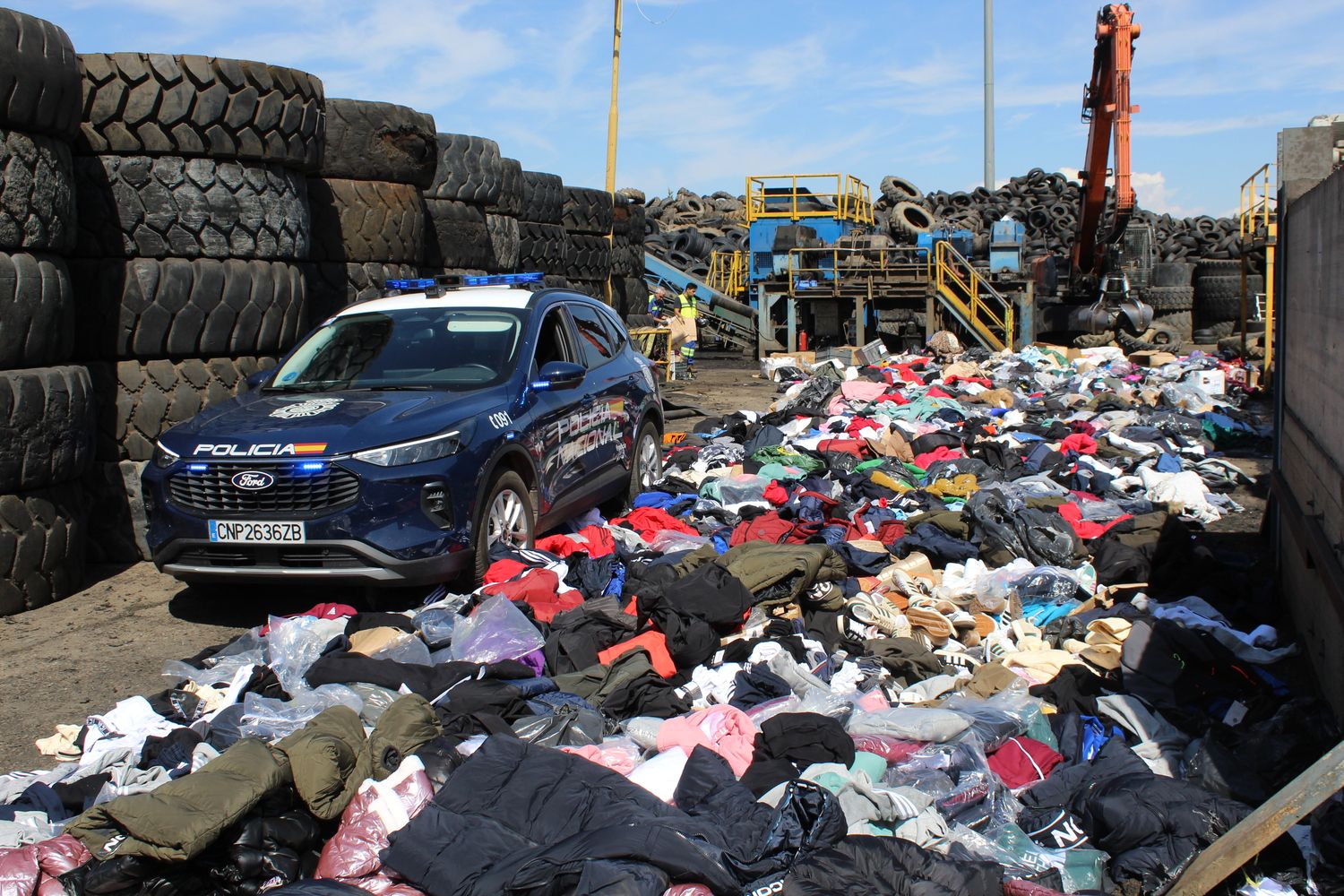 Destruyen los 7.000 kilos de ropa falsificada intervenidos en el mercadillo de Ponferrada | José Martín Destruyen los 7.000 kilos de ropa falsificada intervenidos en el mercadillo de Ponferrada | José Martín