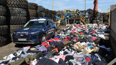 Destruyen los 7.000 kilos de ropa falsificada intervenidos en el mercadillo de Ponferrada | José Martín Destruyen los 7.000 kilos de ropa falsificada intervenidos en el mercadillo de Ponferrada | José Martín