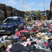 Destruyen los 7.000 kilos de ropa falsificada intervenidos en el mercadillo de Ponferrada | José Martín
