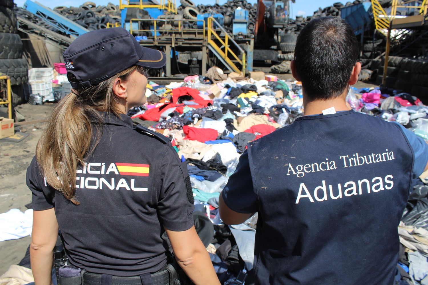 Destruyen las siete toneladas de ropa falsificada intervenidas en el mercadillo de Ponferrada | José Martín Destruyen las siete toneladas de ropa falsificada intervenidas en el mercadillo de Ponferrada | José Martín
