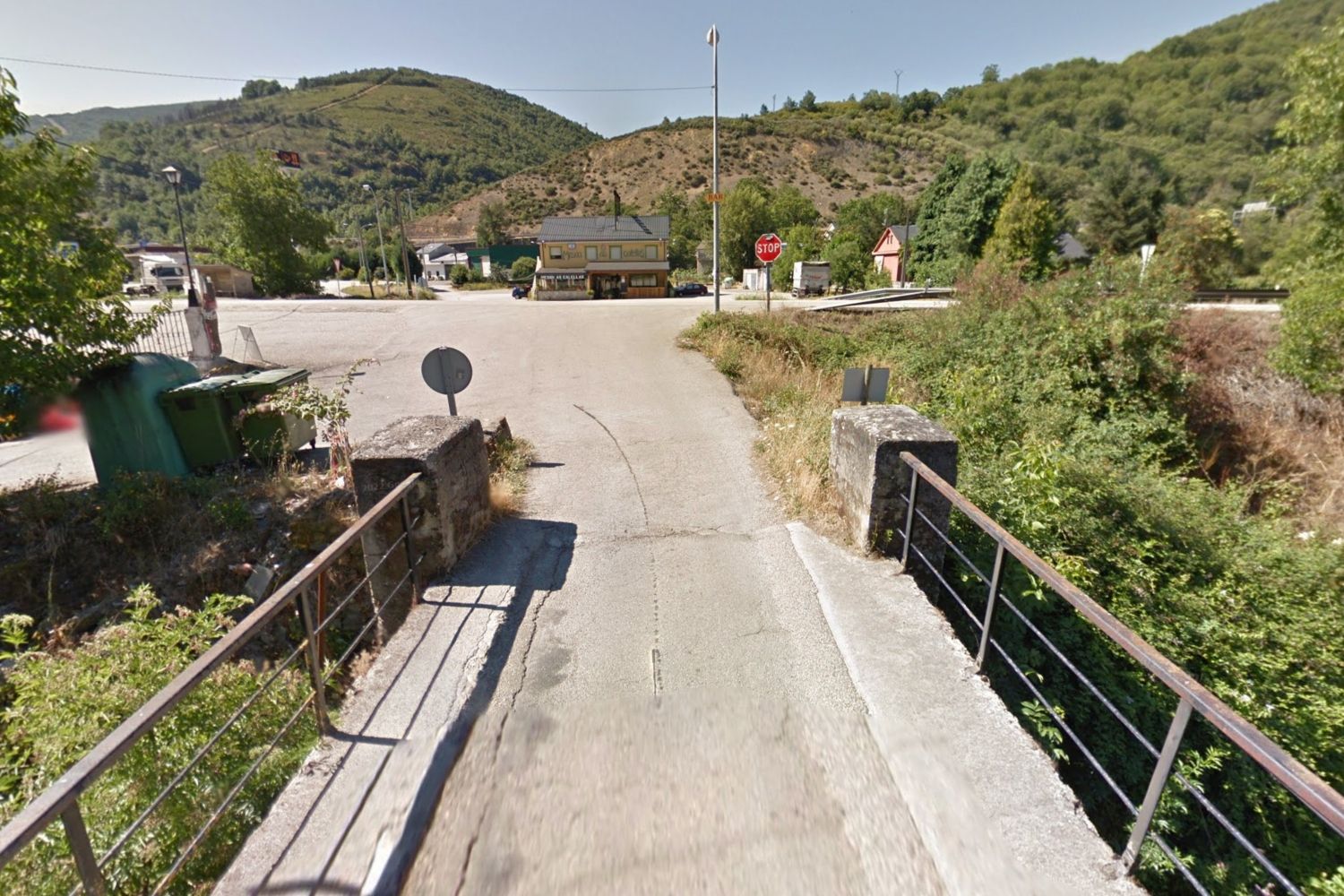 Puente de acceso a la localidad de Trabadelo Puente de acceso a la localidad de Trabadelo