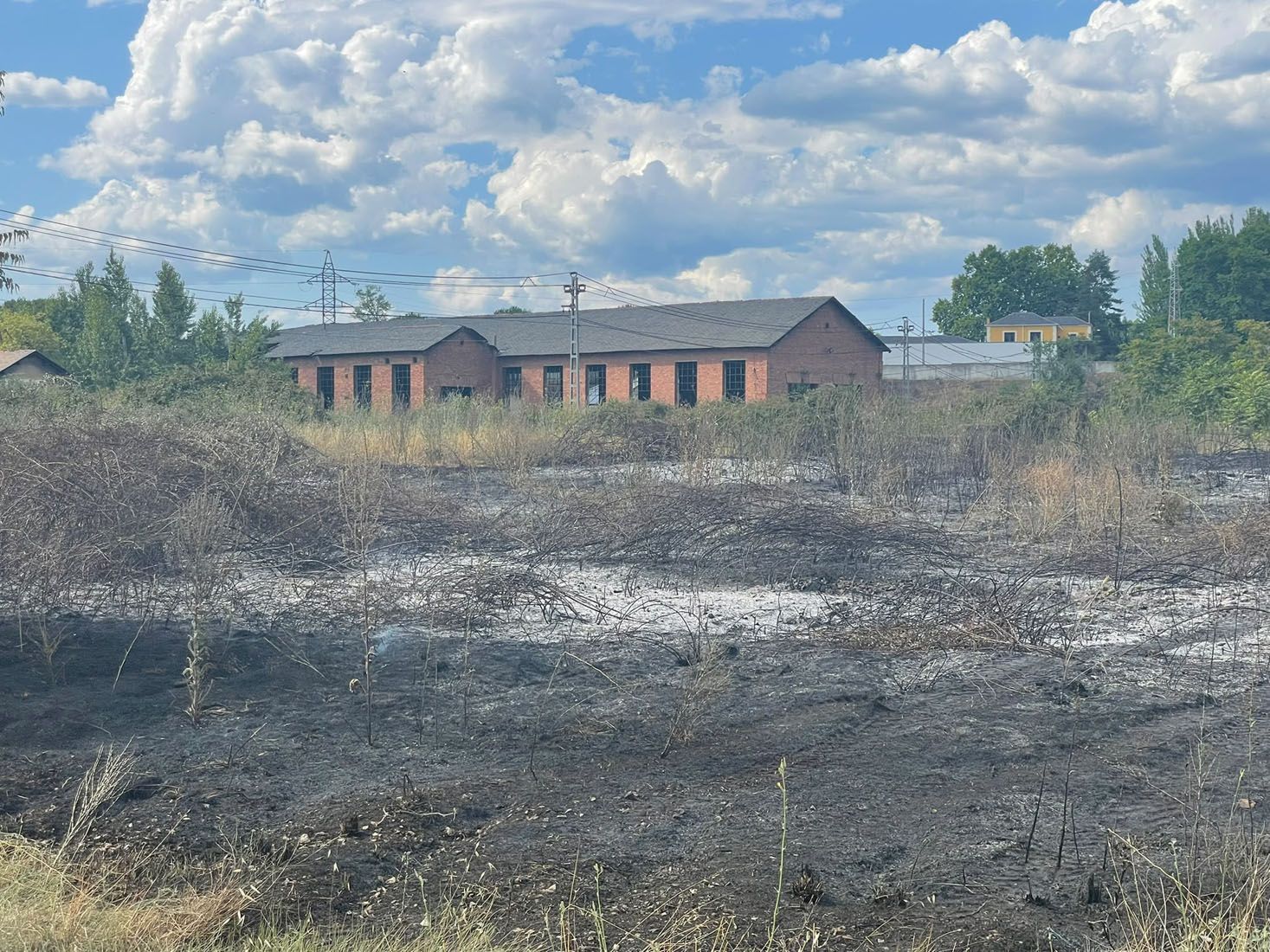 Incendio junto a las vías de La Placa | María Corral Incendio junto a las vías de La Placa | María Corral