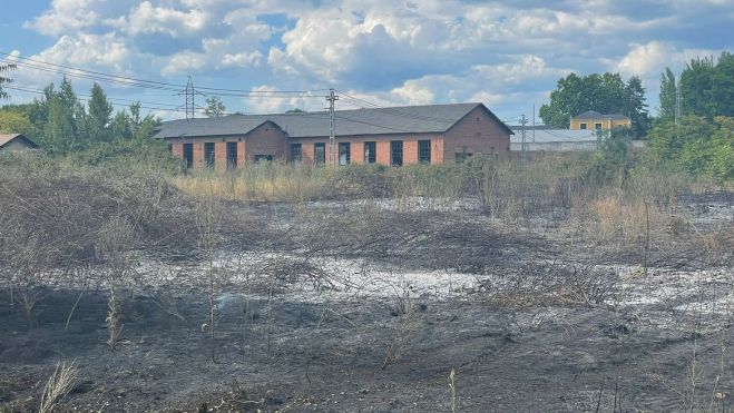 Incendio junto a las vías de La Placa | María Corral Incendio junto a las vías de La Placa | María Corral