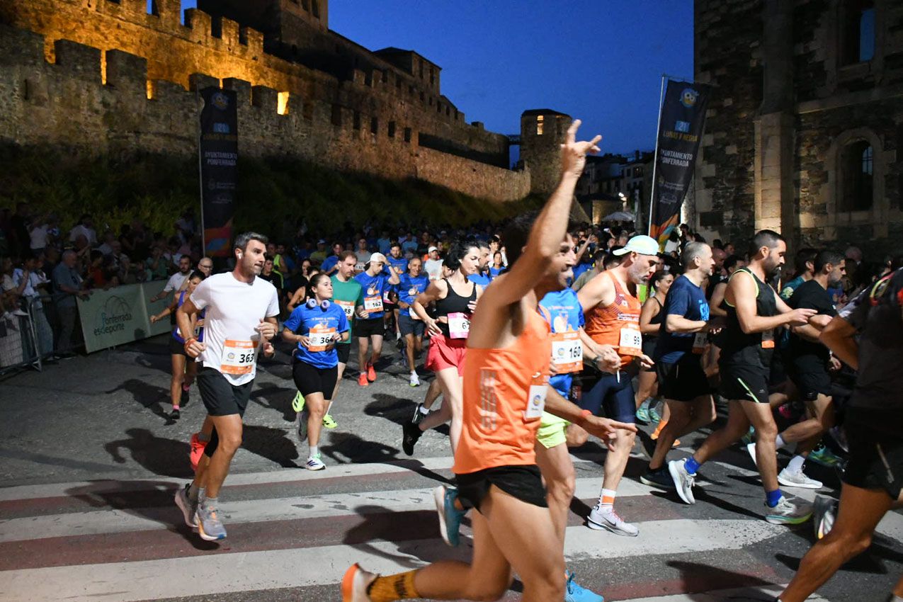 Casi 600 corredores 'hacen brillar' las calles de Ponferrada en la 21 Lunas y Media | Daniel Merino (InfoBierzo) Casi 600 corredores 'hacen brillar' las calles de Ponferrada en la 21 Lunas y Media | Daniel Merino (InfoBierzo)