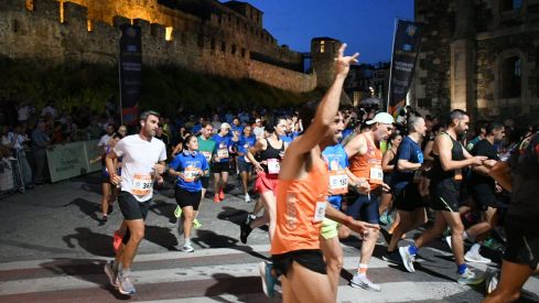 La '21 Lunas y Media' convierte Ponferrada en la capital del atletismo nocturno | Daniel Merino (InfobBierzo) La '21 Lunas y Media' convierte Ponferrada en la capital del atletismo nocturno | Daniel Merino (InfobBierzo)