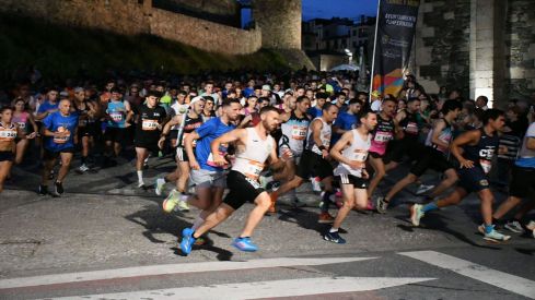 Casi 600 corredores 'hacen brillar' las calles de Ponferrada en la 21 Lunas y Media | (Daniel Merino InfoBierzo) Casi 600 corredores 'hacen brillar' las calles de Ponferrada en la 21 Lunas y Media | (Daniel Merino InfoBierzo)