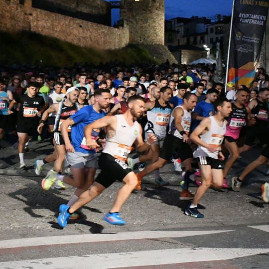 Casi 600 corredores 'hacen brillar' las calles de Ponferrada en la 21 Lunas y Media | (Daniel Merino InfoBierzo) Casi 600 corredores 'hacen brillar' las calles de Ponferrada en la 21 Lunas y Media | (Daniel Merino InfoBierzo)