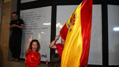 Los ponferradinos salen a la calle para celebrar la victoria de españa en la plaza Lazúrtegui | Daniel Merino (InfoBierzo) Los ponferradinos salen a la calle para celebrar la victoria de españa en la plaza Lazúrtegui | Daniel Merino (InfoBierzo)