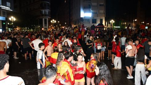 Los ponferradinos salen a la calle para celebrar la victoria de españa en la plaza Lazúrtegui | Daniel Merino (InfoBierzo) Los ponferradinos salen a la calle para celebrar la victoria de españa en la plaza Lazúrtegui | Daniel Merino (InfoBierzo)