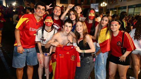 Los ponferradinos salen a la calle para celebrar la victoria de españa en la plaza Lazúrtegui | Daniel Merino (InfoBierzo) Los ponferradinos salen a la calle para celebrar la victoria de españa en la plaza Lazúrtegui | Daniel Merino (InfoBierzo)