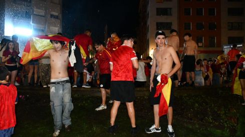 Los ponferradinos salen a la calle para celebrar la victoria de españa en la plaza Lazúrtegui | Daniel Merino (InfoBierzo) Los ponferradinos salen a la calle para celebrar la victoria de españa en la plaza Lazúrtegui | Daniel Merino (InfoBierzo)