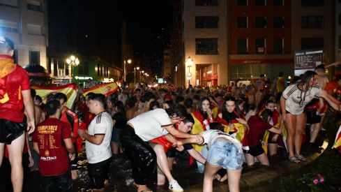 Los ponferradinos salen a la calle para celebrar la victoria de españa en la plaza Lazúrtegui | Daniel Merino (InfoBierzo) Los ponferradinos salen a la calle para celebrar la victoria de españa en la plaza Lazúrtegui | Daniel Merino (InfoBierzo)