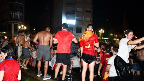 Los ponferradinos salen a la calle para celebrar la victoria de españa en la plaza Lazúrtegui | Daniel Merino (InfoBierzo) Los ponferradinos salen a la calle para celebrar la victoria de españa en la plaza Lazúrtegui | Daniel Merino (InfoBierzo)