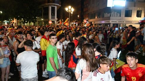Los ponferradinos salen a la calle para celebrar la victoria de españa en la plaza Lazúrtegui | Daniel Merino (InfoBierzo) Los ponferradinos salen a la calle para celebrar la victoria de españa en la plaza Lazúrtegui | Daniel Merino (InfoBierzo)