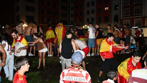Los ponferradinos salen a la calle para celebrar la victoria de españa en la plaza Lazúrtegui | Daniel Merino (InfoBierzo) Los ponferradinos salen a la calle para celebrar la victoria de españa en la plaza Lazúrtegui | Daniel Merino (InfoBierzo)