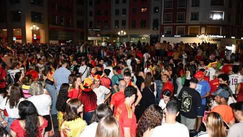 Los ponferradinos salen a la calle para celebrar la victoria de españa en la plaza Lazúrtegui | Daniel Merino (InfoBierzo) Los ponferradinos salen a la calle para celebrar la victoria de españa en la plaza Lazúrtegui | Daniel Merino (InfoBierzo)