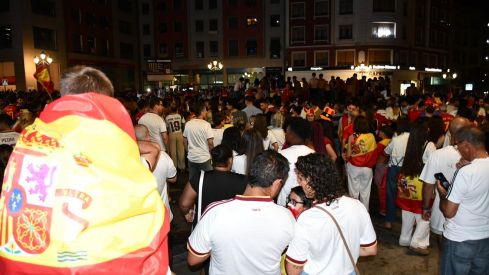Los ponferradinos salen a la calle para celebrar la victoria de españa en la plaza Lazúrtegui | Daniel Merino (InfoBierzo) Los ponferradinos salen a la calle para celebrar la victoria de españa en la plaza Lazúrtegui | Daniel Merino (InfoBierzo)