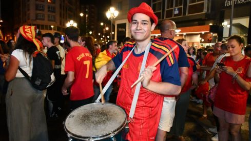Los ponferradinos salen a la calle para celebrar la victoria de españa en la plaza Lazúrtegui | Daniel Merino (InfoBierzo) Los ponferradinos salen a la calle para celebrar la victoria de españa en la plaza Lazúrtegui | Daniel Merino (InfoBierzo)