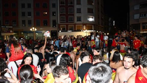 Los ponferradinos salen a la calle para celebrar la victoria de españa en la plaza Lazúrtegui | Daniel Merino (InfoBierzo) Los ponferradinos salen a la calle para celebrar la victoria de españa en la plaza Lazúrtegui | Daniel Merino (InfoBierzo)